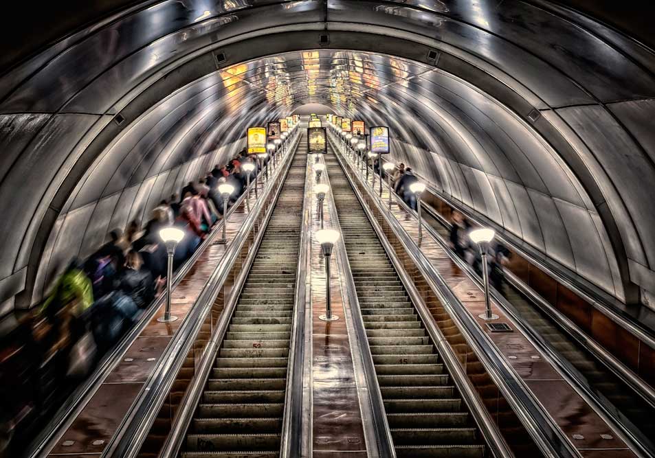 Niemal niekończące się schody w metrze widziane od dołu mają symbolizować fakt, że nasza szkoła językowa organizuje kursy języków obcych dla uczniów na każdym poziomie zaawansowania, przy czym zdecydowanie największy wybów poziomów dotyczy zwykle nauki języka angielskiego - oferujemy zarówno kurs angielskiego dla początkujących jak i kursy angielskiego dla średniozaawansowanych i zaawansowanych.